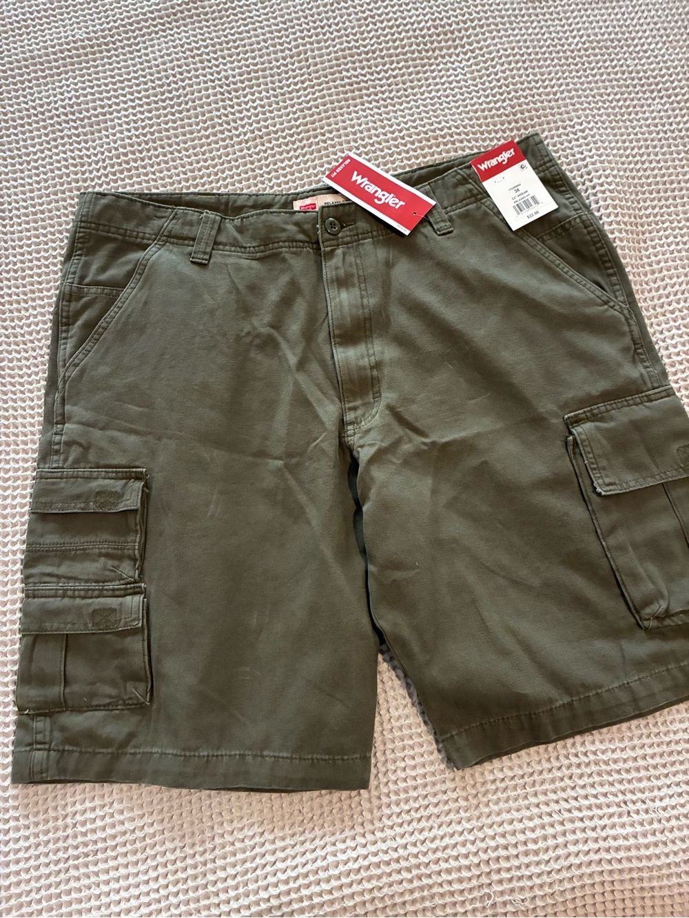 NWT Wrangler Men's Olive Cargo Shorts, 38 Waist